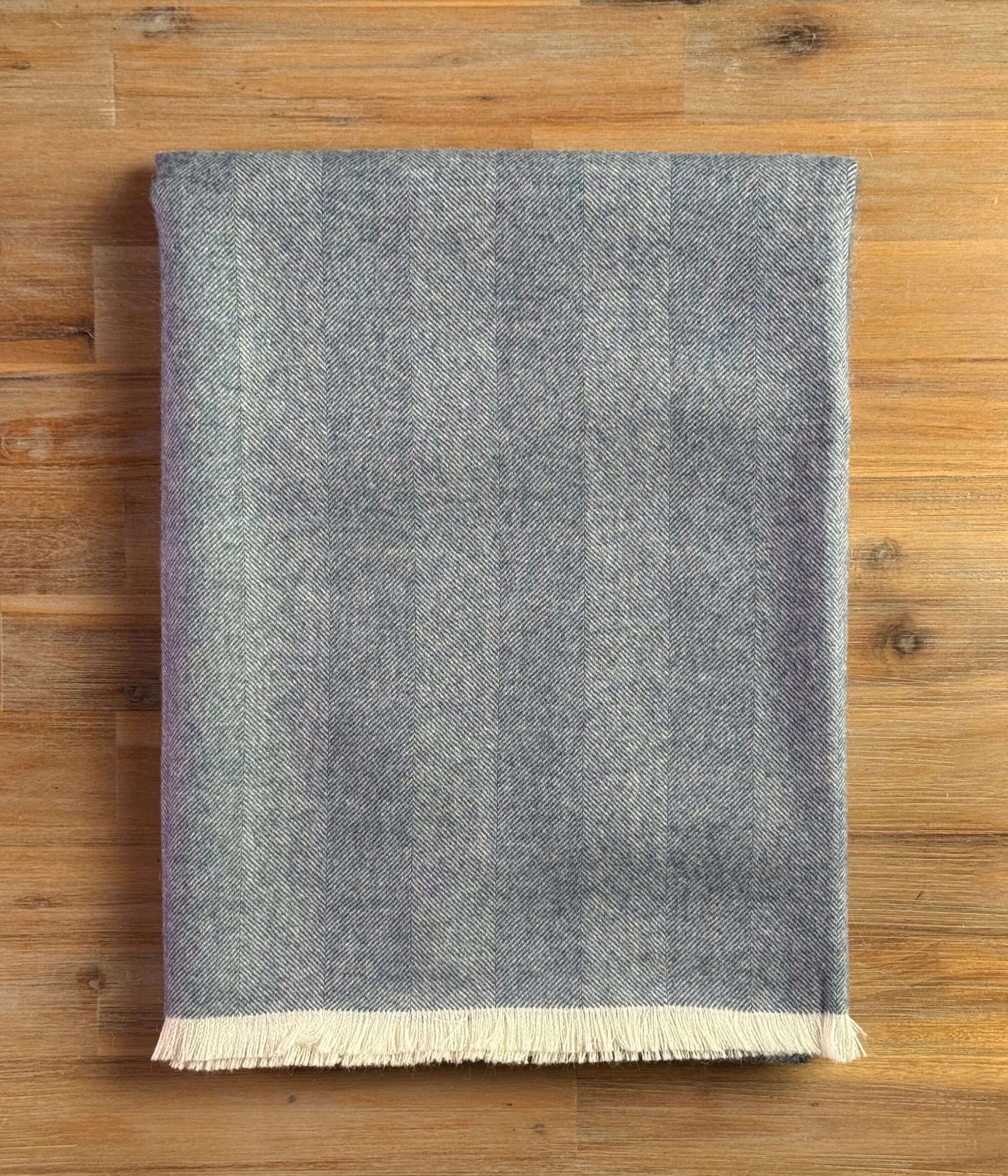 blanket blue herringbone frinches Alpaca Plaid Blauw met Visgraatpatroon